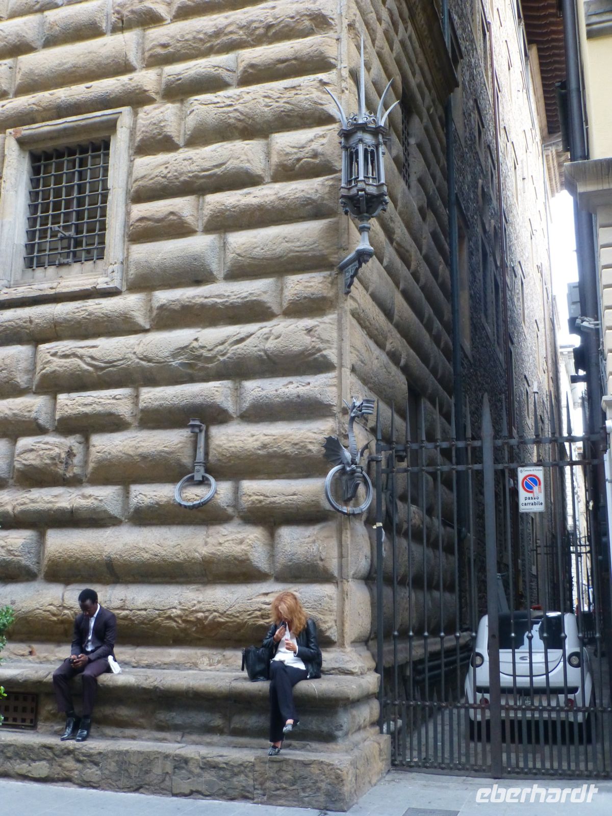 Eindruck kann man machen, indem alles etwas größer ist. Auf der Bank warteten damals die Bittsteller und die großen Ringe schmücken Fackelhalter.