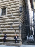 Eindruck kann man machen, indem alles etwas größer ist. Auf der Bank warteten damals die Bittsteller und die großen Ringe schmücken Fackelhalter.