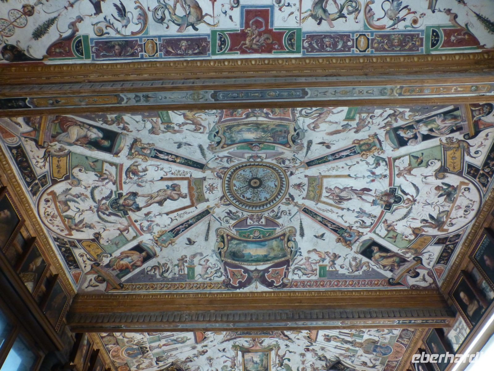 Groteskenmalerei schmückt die Galerie im zweiten Stock. 