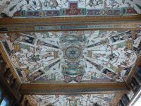 Groteskenmalerei schmückt die Galerie im zweiten Stock. 