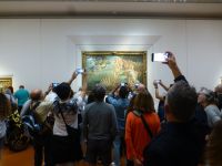 In wie vielen Sprachen mögen die Gasteführer ihre Erklärungen geben? Es ist von großem Vorteil, dass wir Audioguides haben.