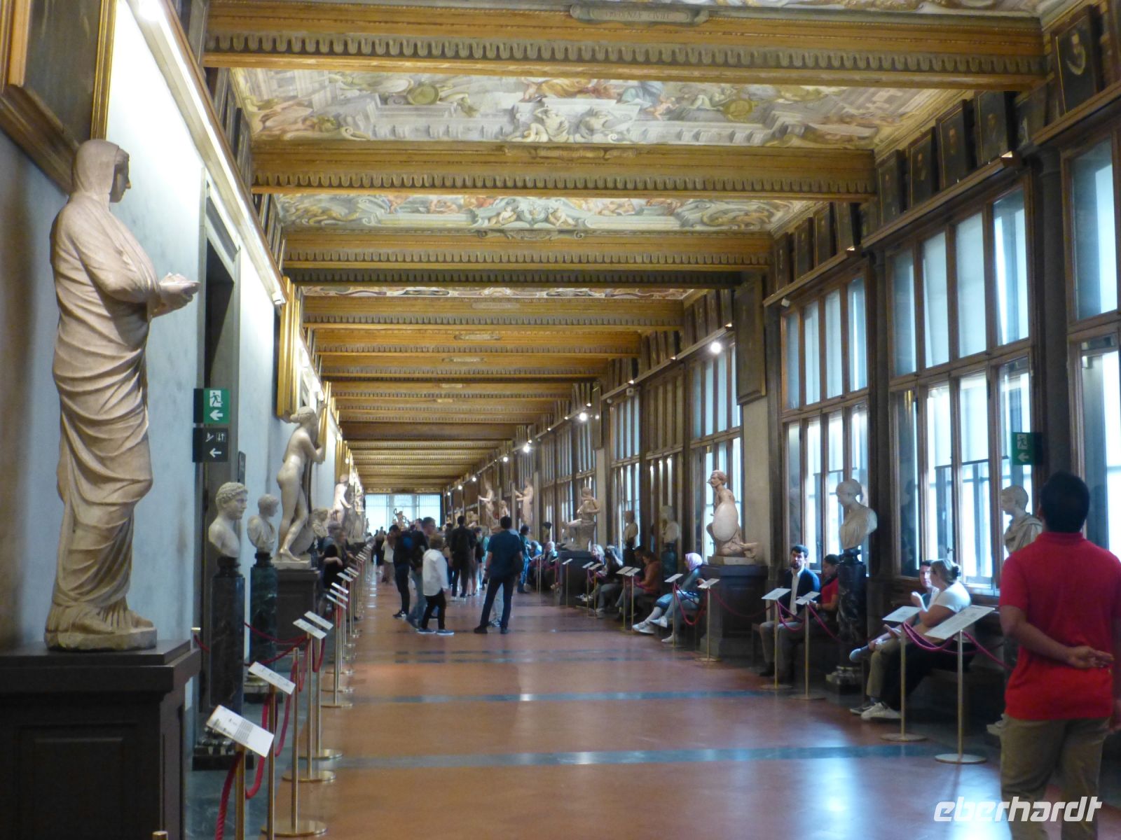 Die antiken Statuen in den Galerien wetteifern um die Aufmerksamkeit der Besucher.