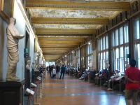 Die antiken Statuen in den Galerien wetteifern um die Aufmerksamkeit der Besucher.