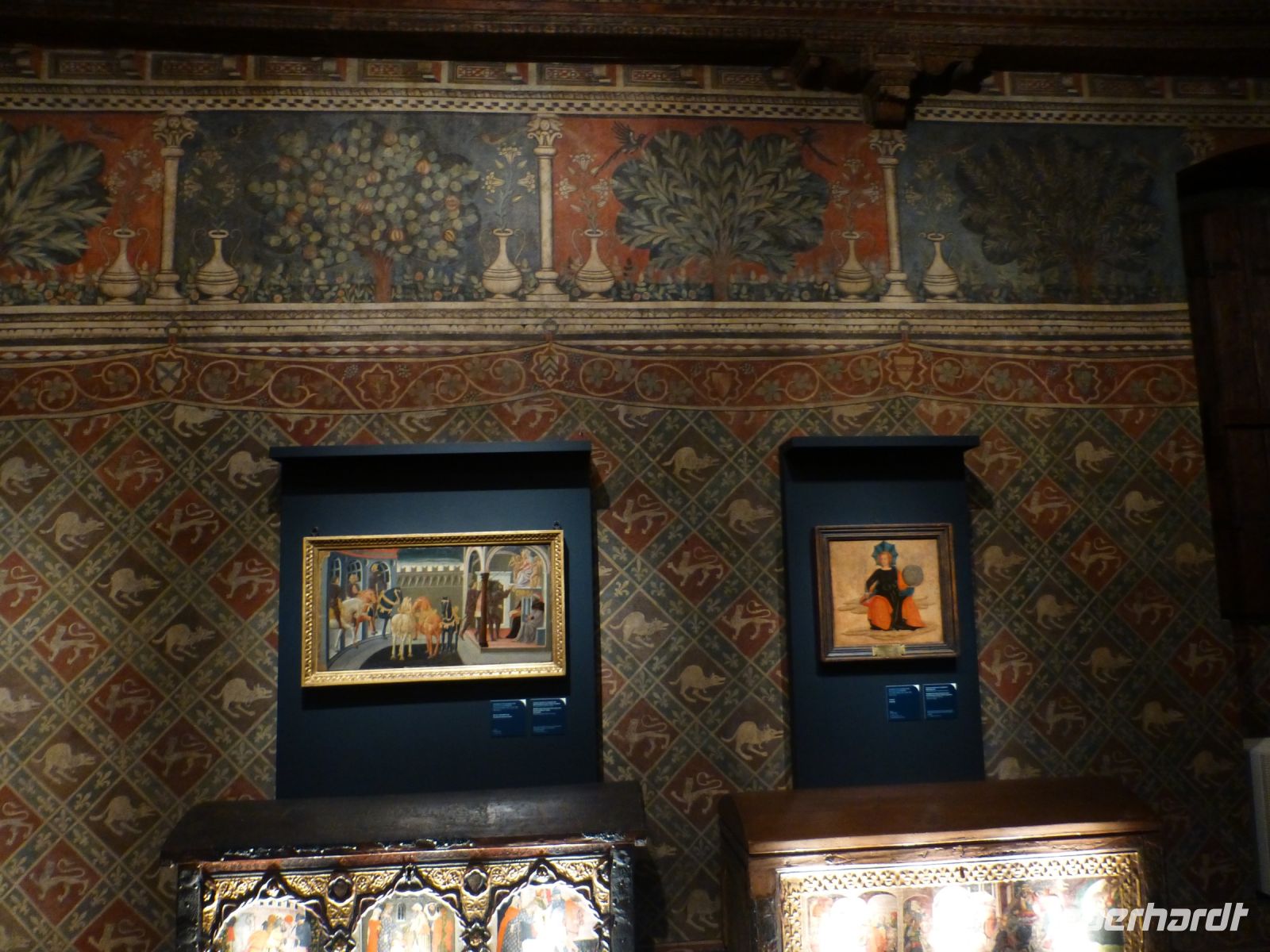 Gemalte Wandtapeten geben dem großen Raum eine warme Atmosphäre.