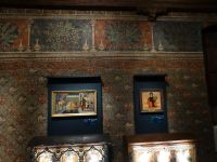 Gemalte Wandtapeten geben dem großen Raum eine warme Atmosphäre.