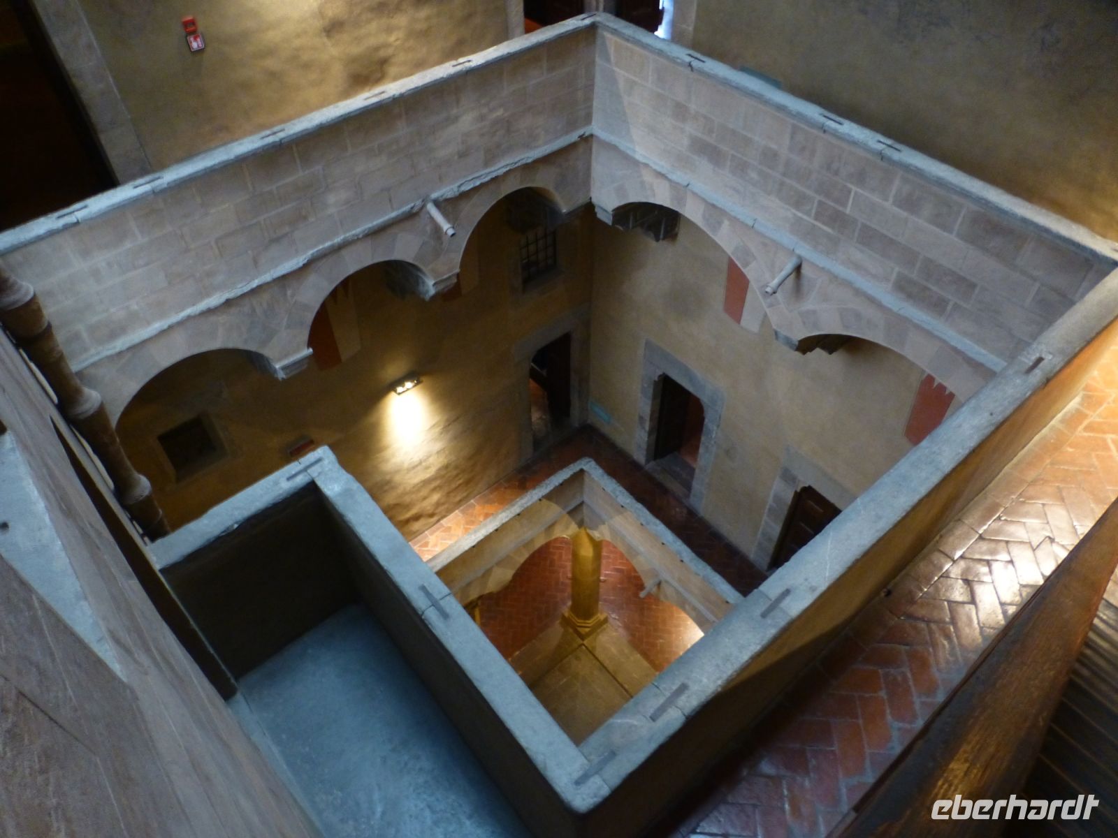 Drei hohe Etagen mit offenem Atrium, über das Regenwasser gesammelt wurde. 