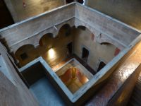 Drei hohe Etagen mit offenem Atrium, über das Regenwasser gesammelt wurde. 