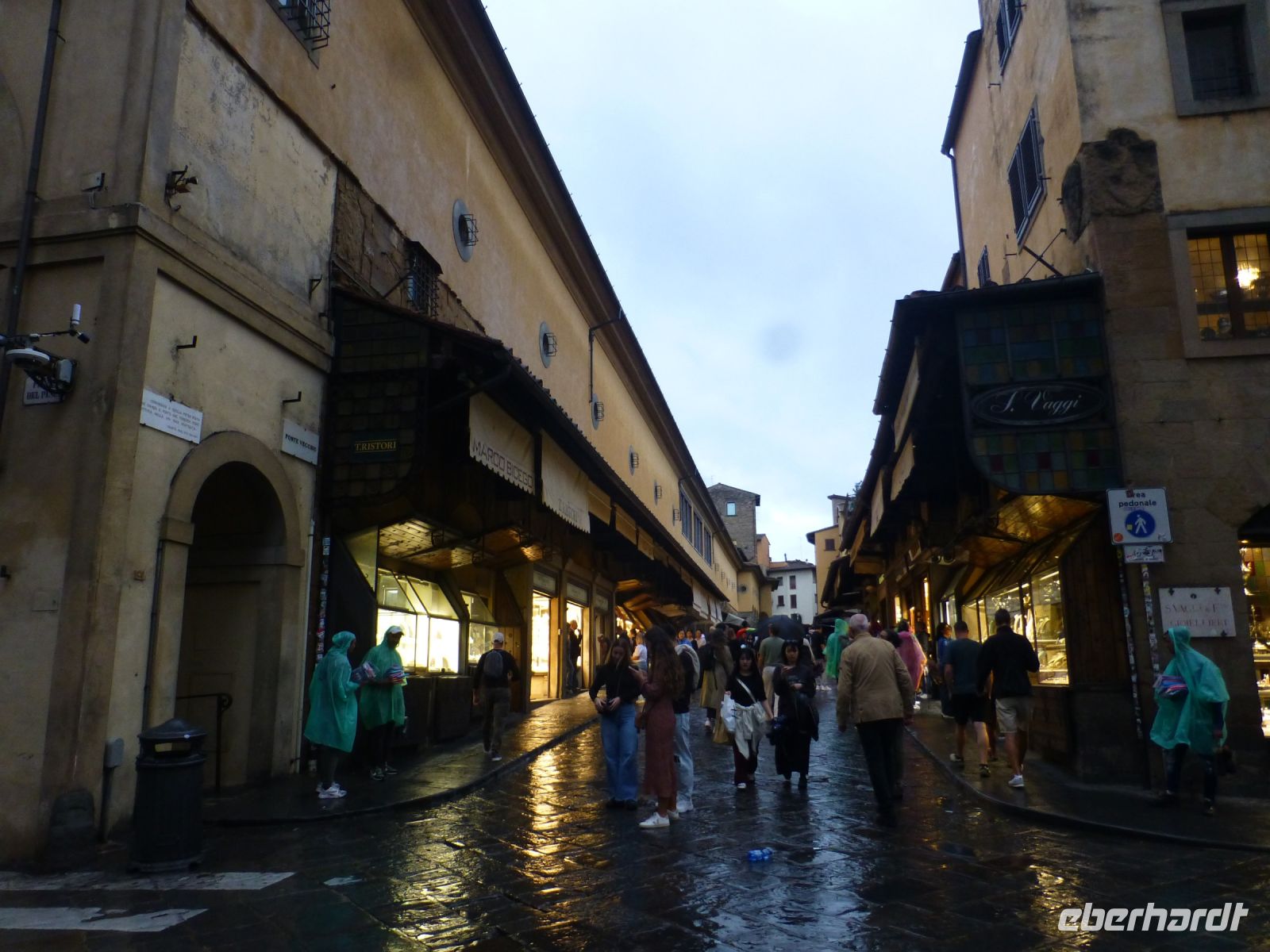 Die Ponte Vecchio wirkt selbst im Regen malerisch.