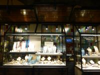 Ein Schmuckladen reiht sich an den nächsten.