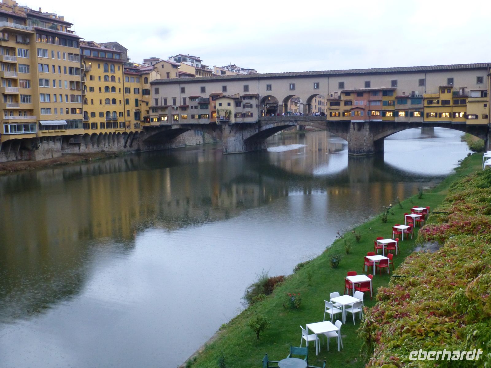 Tisch und Stühle am Arno gehören zu einem Ruderverein.