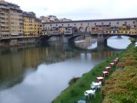Tisch und Stühle am Arno gehören zu einem Ruderverein.