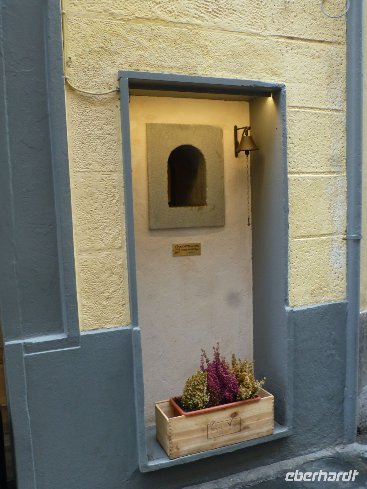 Die Weinluke stammt aus der Zeit der Pest. Hier wurde das Glas abgestellt, ohne Kontakt zu haben.