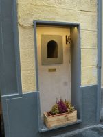 Die Weinluke stammt aus der Zeit der Pest. Hier wurde das Glas abgestellt, ohne Kontakt zu haben.