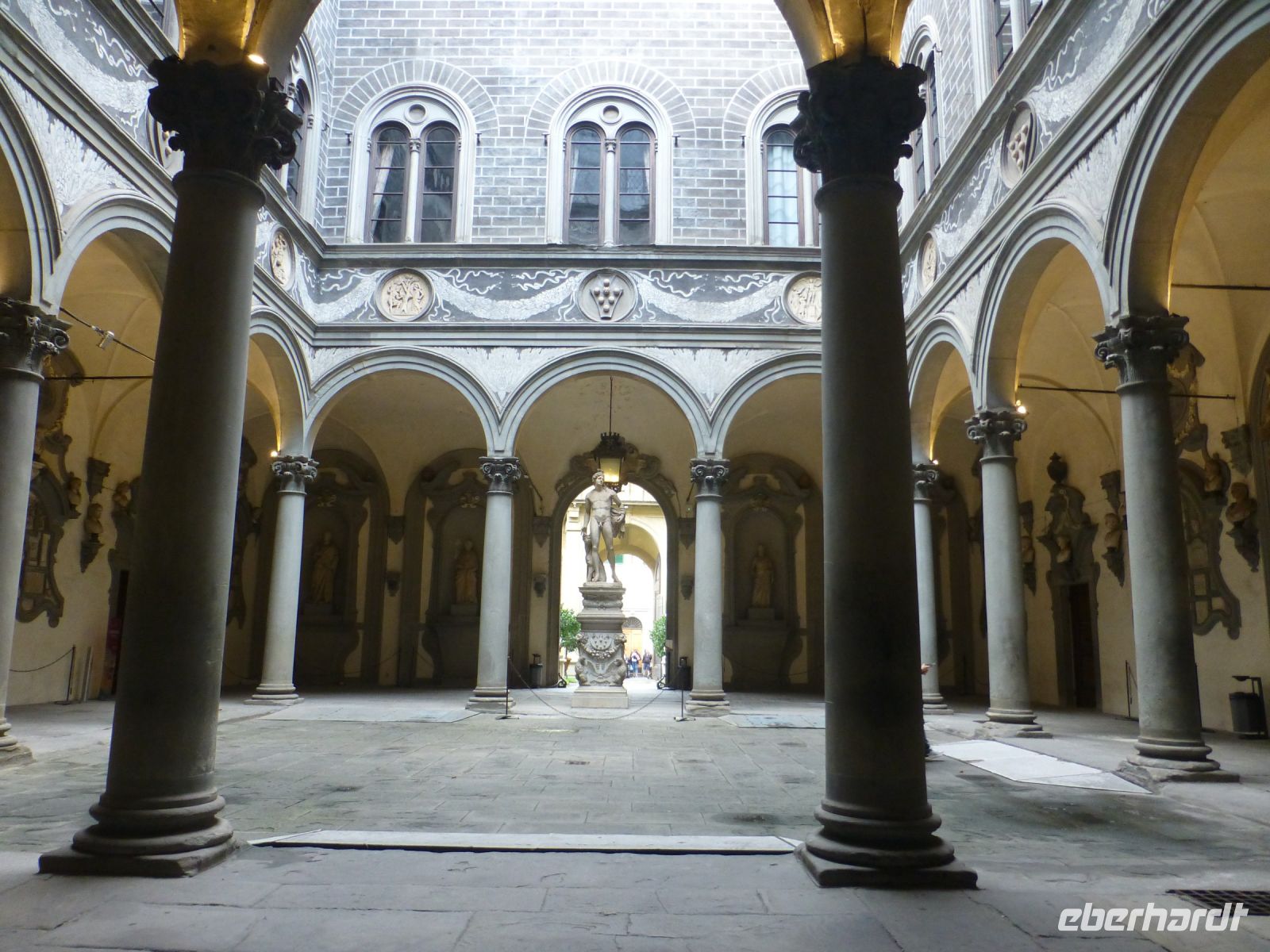 Der Innenhof im schönsten Renaissancestil ...