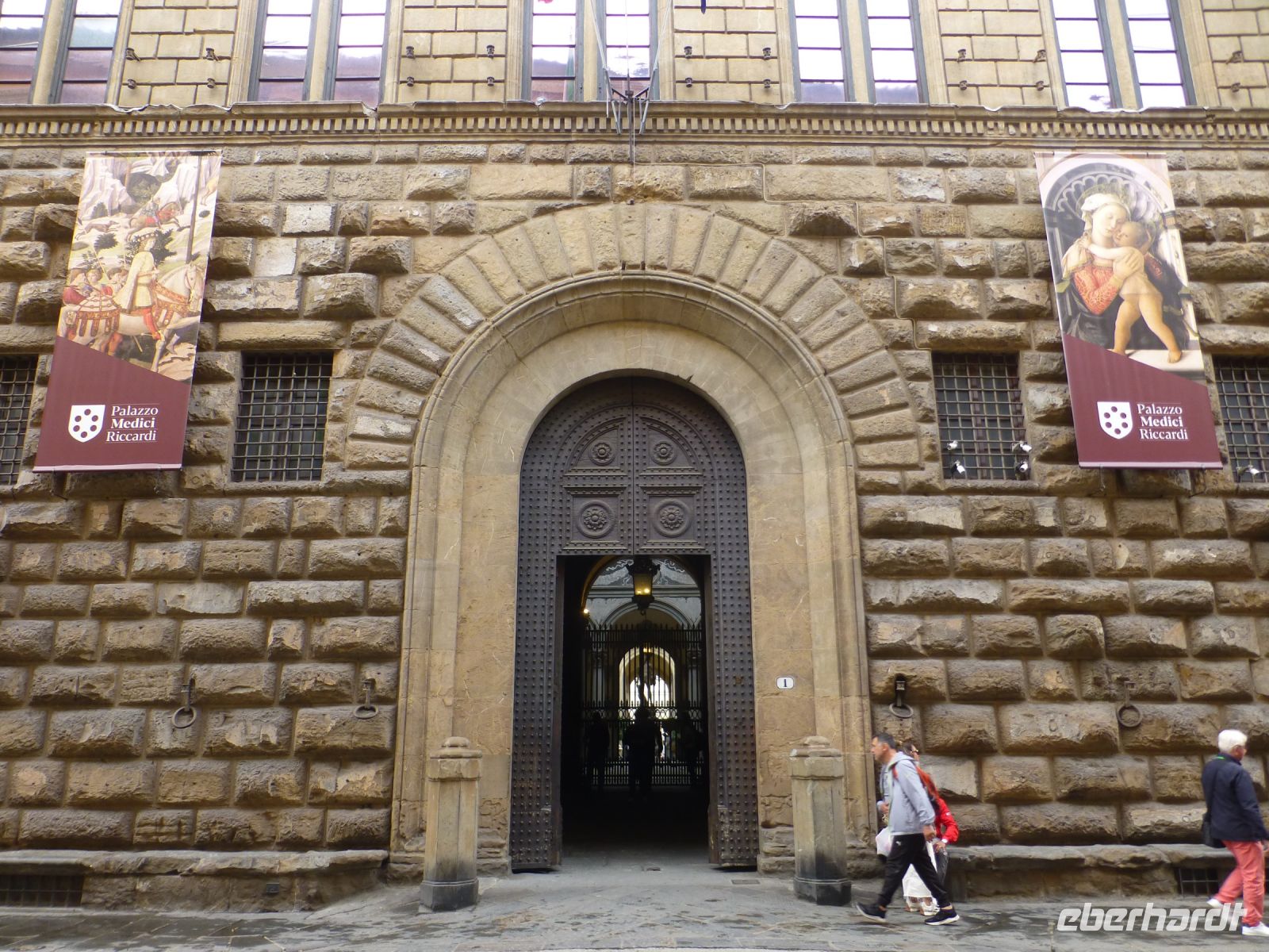 … und die Straßenfront.