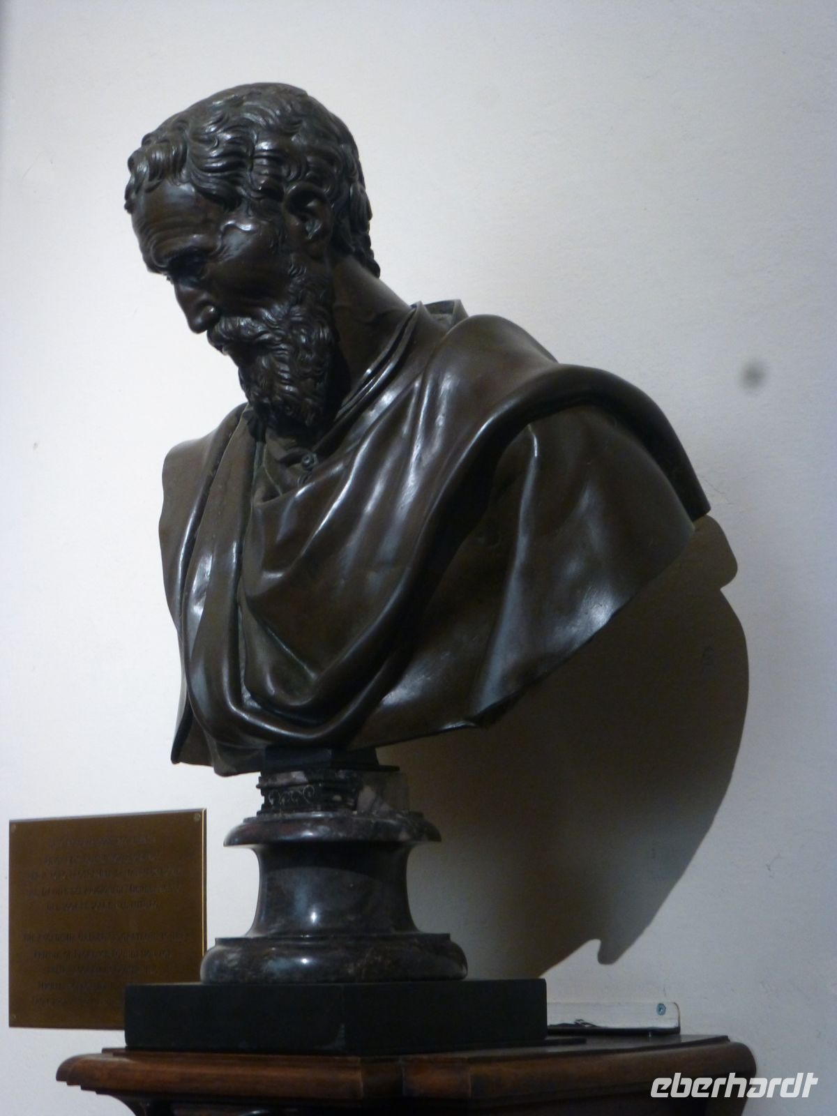 Die Büste stellt Michelangelo dar.