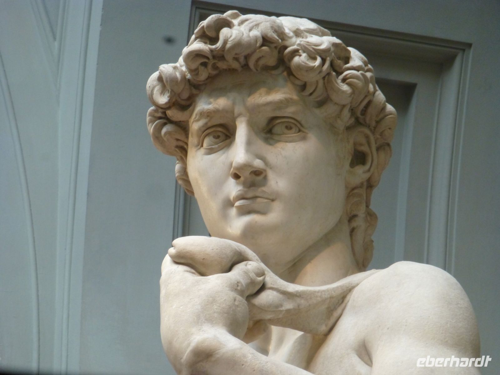 Die Steinschleuder läuft von der linken Hand über den Rücken in die rechte Hand.