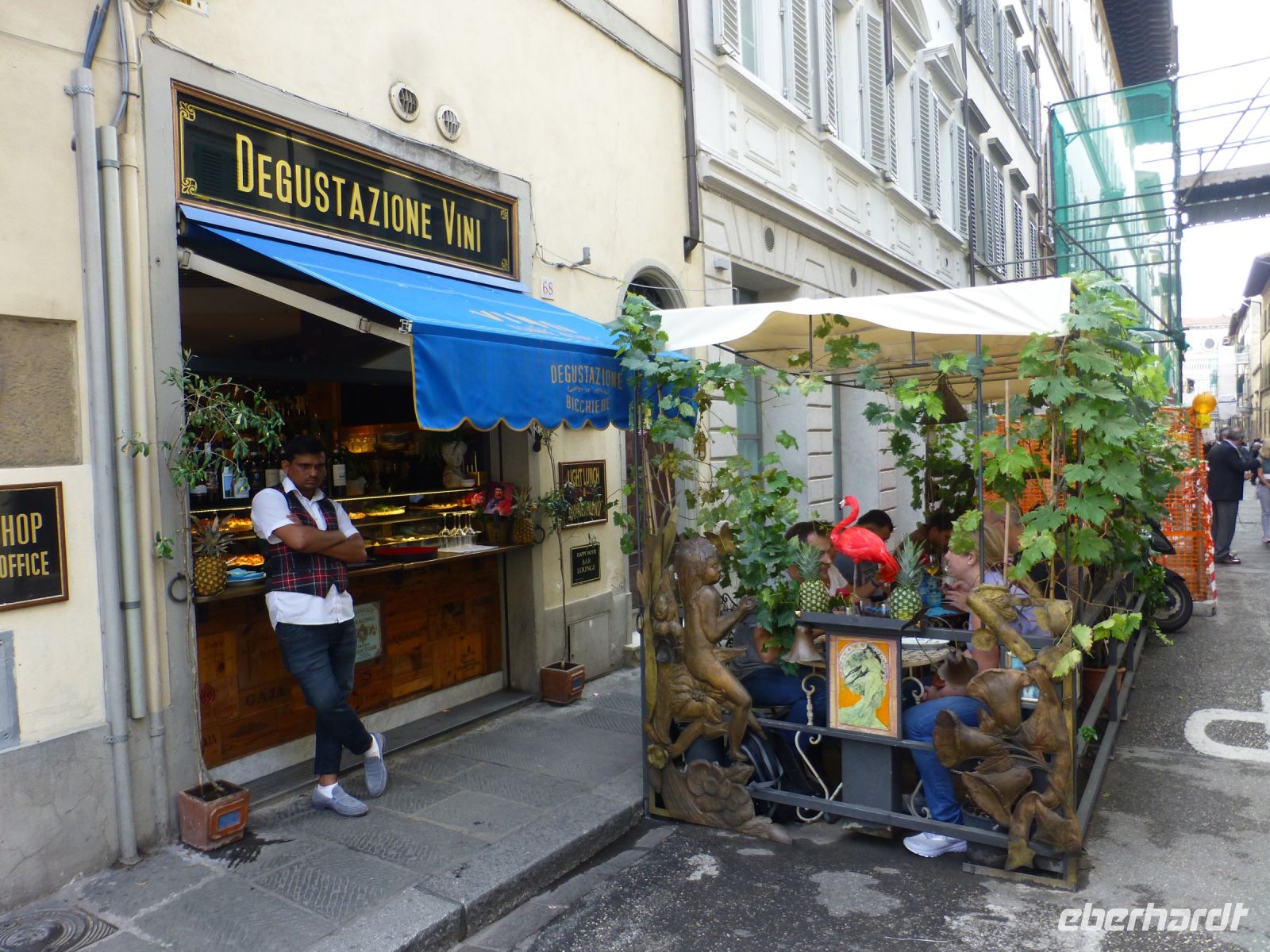 Eine Weinlaube auf der Straße lädt zu einer Rast ein.