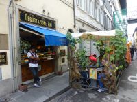 Eine Weinlaube auf der Straße lädt zu einer Rast ein.