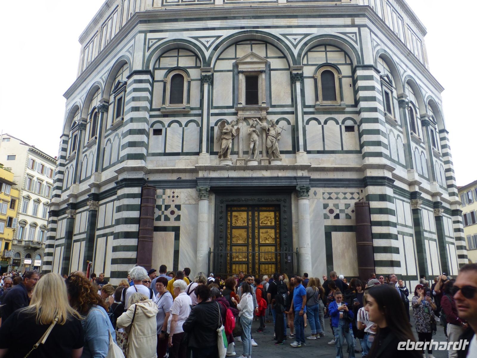 Die Paradiespforte am Baptisterium, darüber die Taufe Jesu