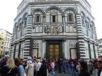 Die Paradiespforte am Baptisterium, darüber die Taufe Jesu