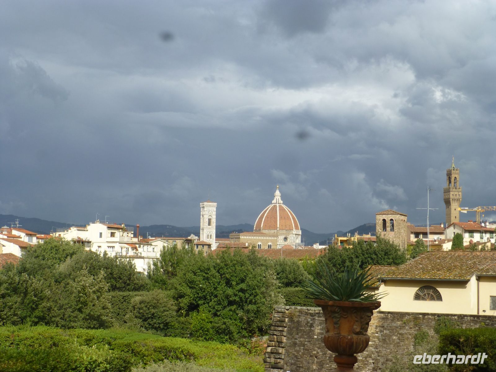 Bühnenlicht, bevor es regnet