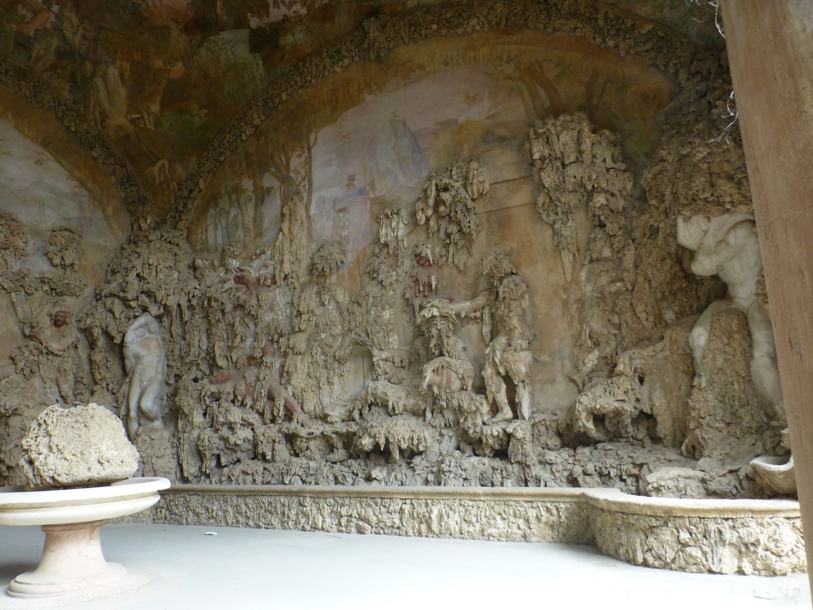 Die vier vollendeten Sklaven von Michelangelo zieren die Ecken.