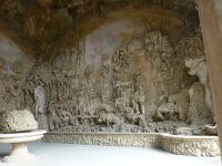 Die vier vollendeten Sklaven von Michelangelo zieren die Ecken.