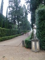 Die Dame friert, die Allee zieht sich durch die Parkanlage.