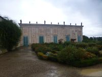 Das Porzellanmuseum steht auf einer hübsch gefassten Blumenterrasse.