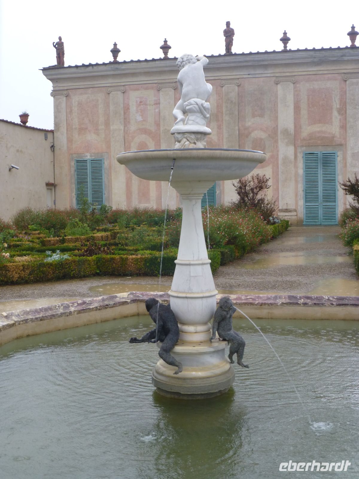 Und auch zwei Äffchen fühlen sich hier wohl.