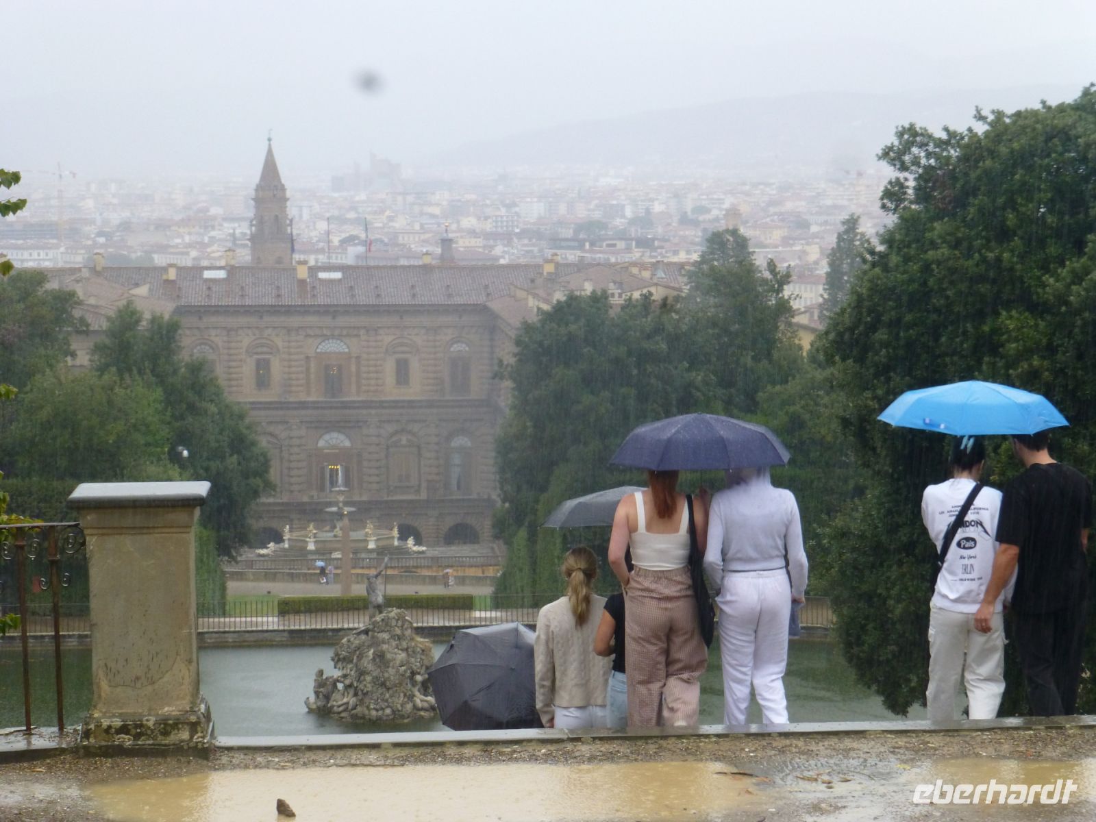 Am oberen Scheitelpunkt blickt man hinunter auf den Palazzo Pitti.