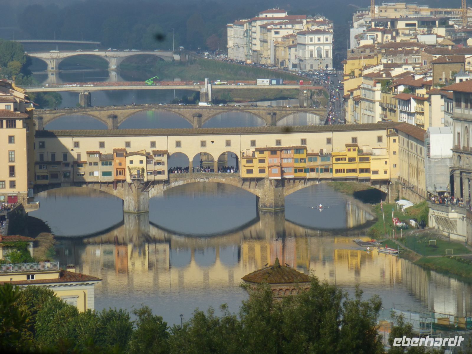 … und schaut auf seine schöne Stadt.