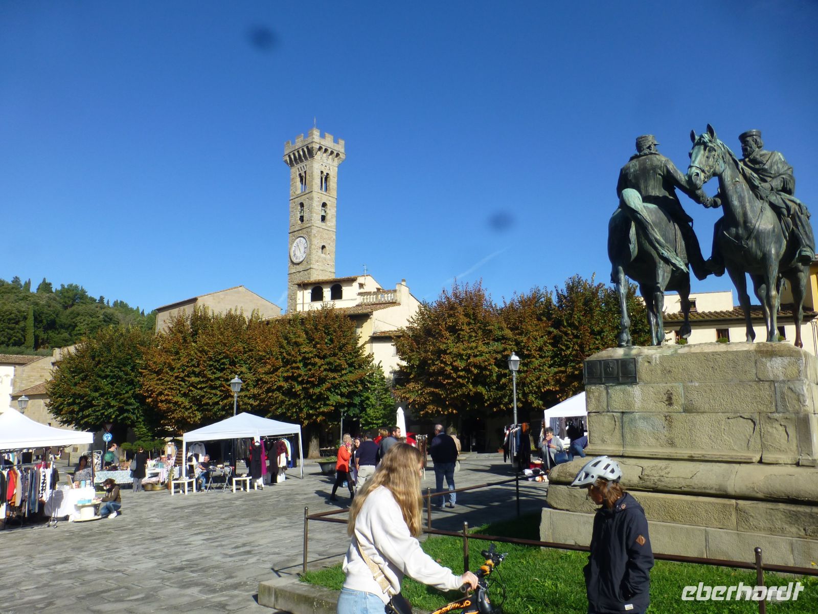 Garibaldi und Vittorio Emanuele trafen sich 1860 hier auf dem Marktplatz, auf dem heute Flohmarkt ist.