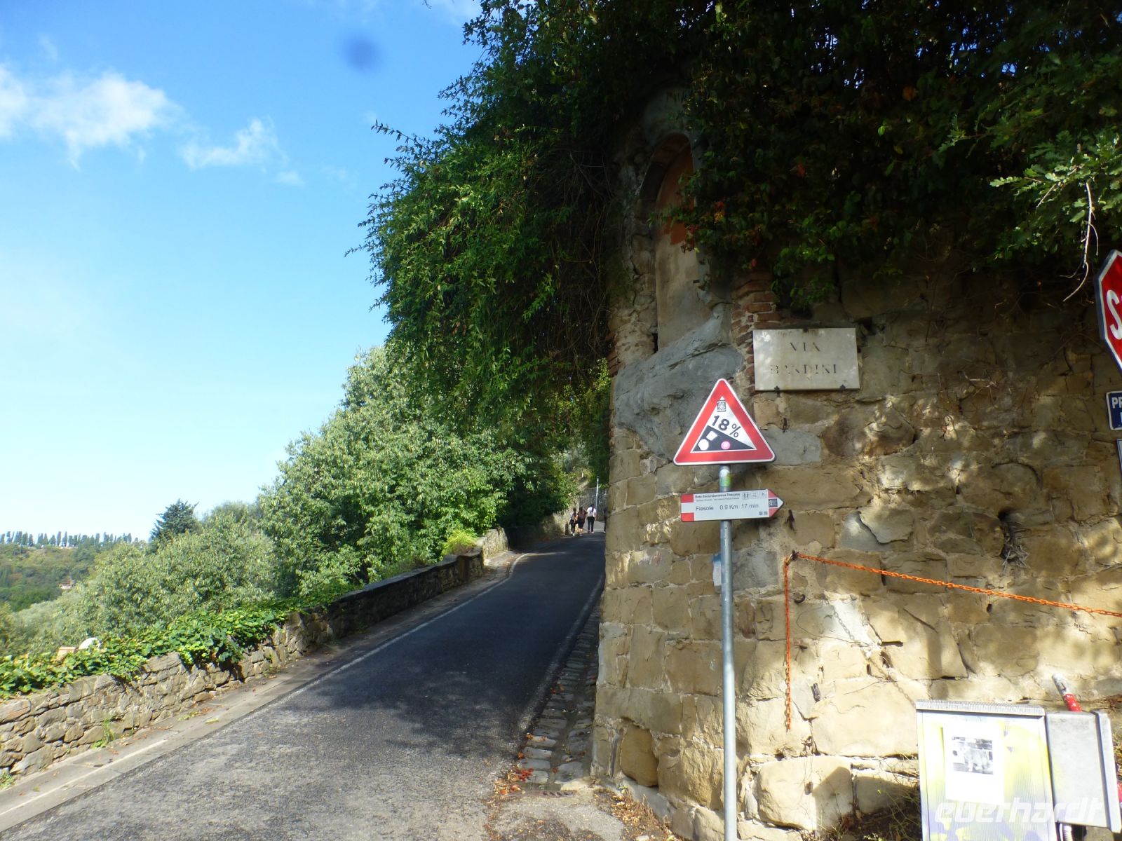 Die alte Straße, auf der wir von Fiesole nach San Clemente laufen, ist auch als Wanderweg ausgewiesen.
