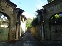 Ein schön angelegtes Ensemble, das fast wie ein Bühnenbild aussieht.