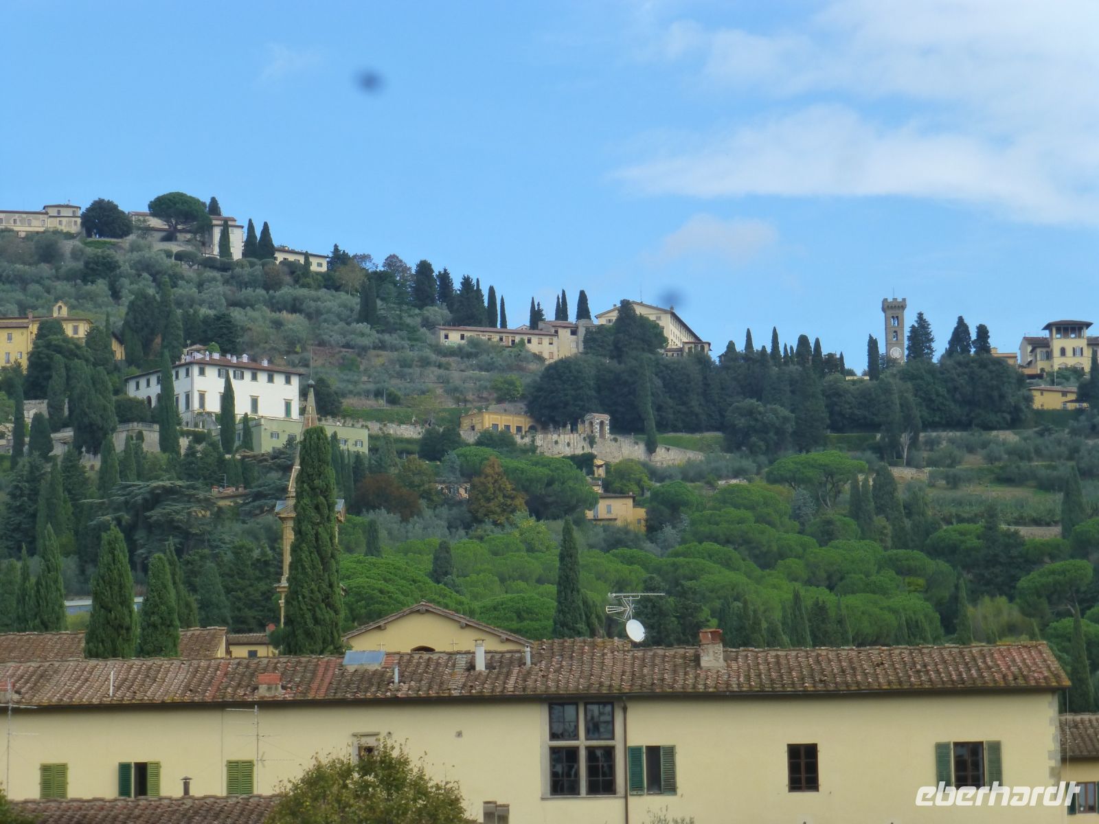 Dort oben der freistehende Turm gehört zu Fiesole.