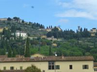 Dort oben der freistehende Turm gehört zu Fiesole.