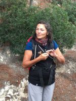 IMG 2499, Ute erklärt die Feuersteineinschlüsse im Kalkstein