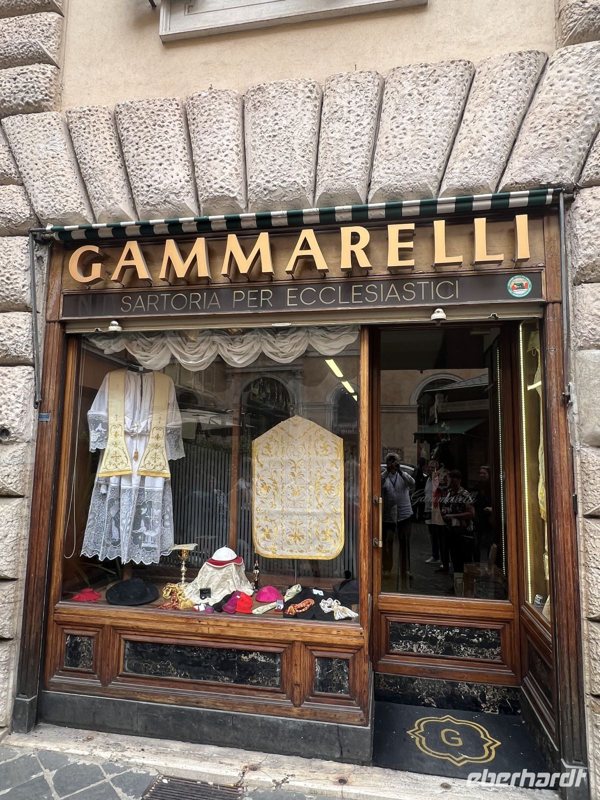 Ausstatter des Papstes - hier das Geschäft in Rom