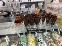 Mini-Eis in der Eisdiele am Hafen