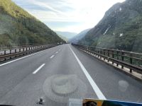 rostige Cortenstahlleitplanken auf der Brennerautobahn