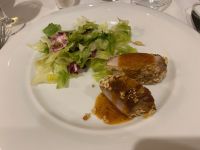 Schweinefilet in einer Kruste aus Brot und Salat