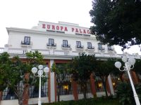 Unser Hotel mit dem Speisesaal, mit großen Fenstern und Blick aufs Meer