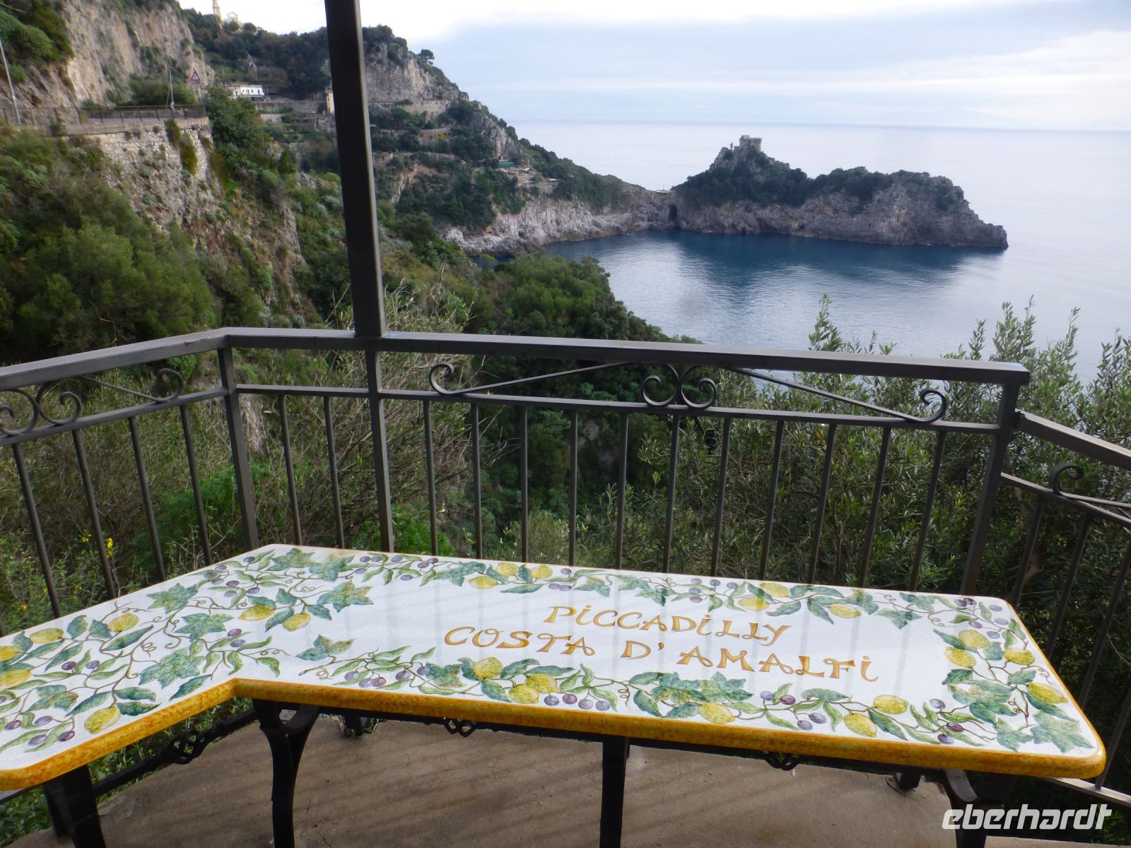 Auf dieser Bank sitzt man im Sommer schön kühl. 
