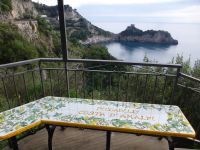 Auf dieser Bank sitzt man im Sommer schön kühl. 