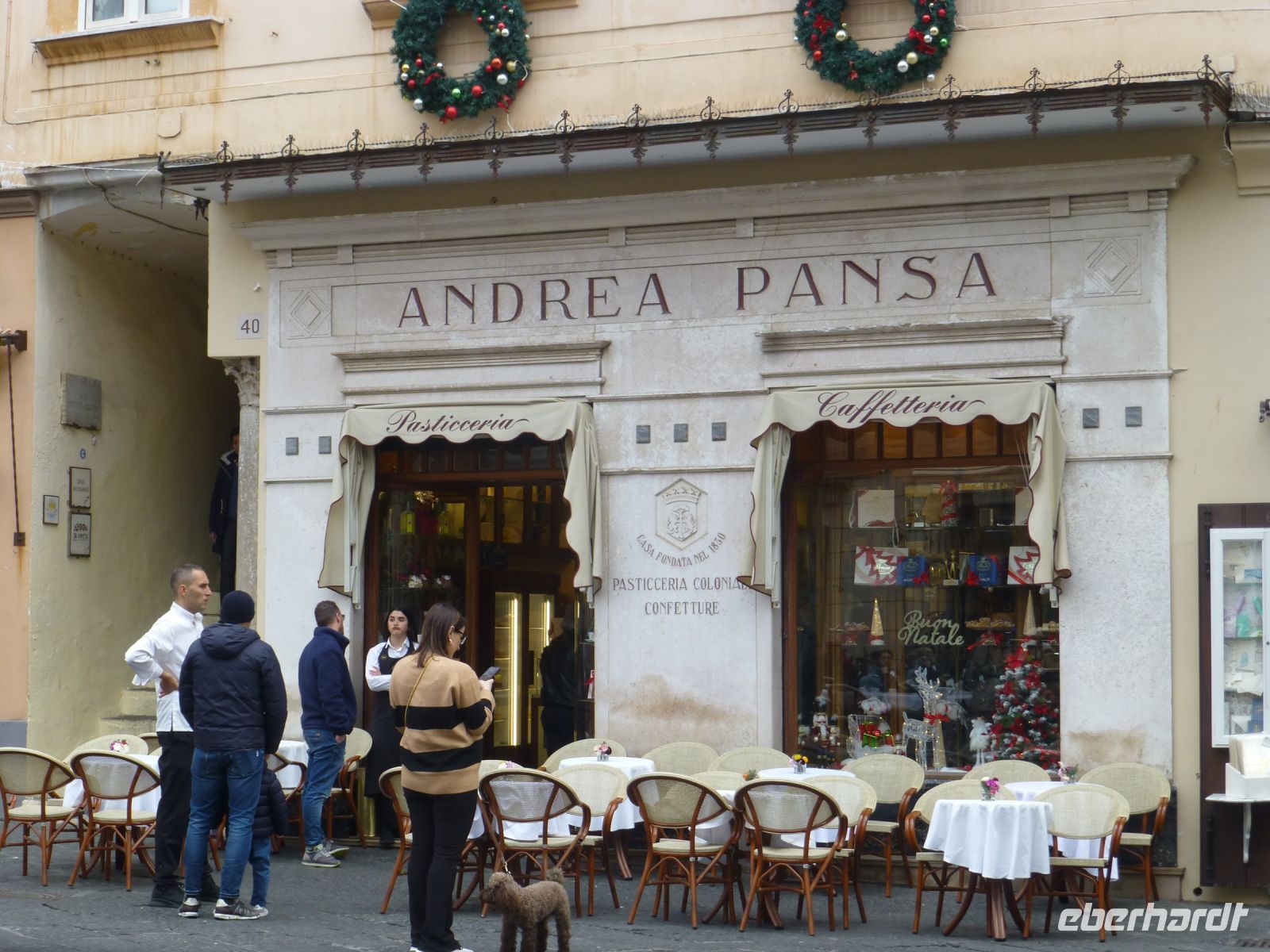 … umgeben von hübschen Cafés.