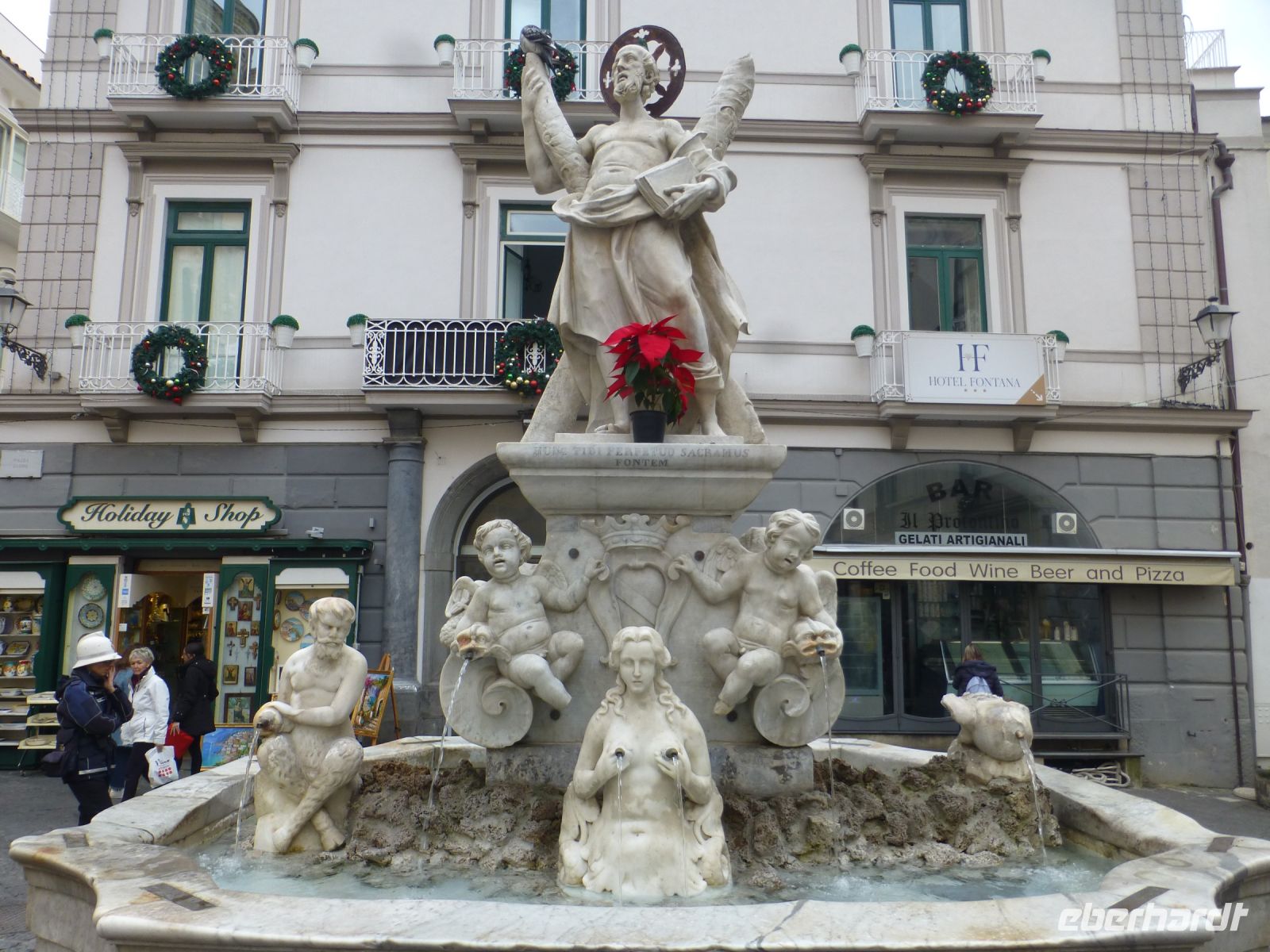 Der Dom ist dem Hl. Andreas geweiht, der sich hier sogar mit Nackedeis zeigen darf.