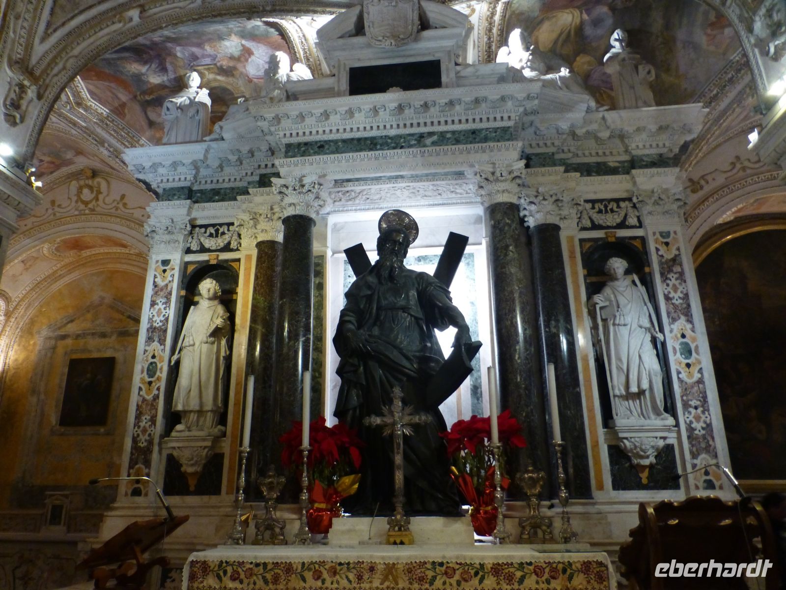 Die Krypta mit dem Hl. Andreas, der sein Konterfei am Brunnen vielleicht beneidet.