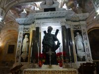 Die Krypta mit dem Hl. Andreas, der sein Konterfei am Brunnen vielleicht beneidet.